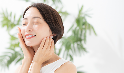 肌を触って笑顔の女性