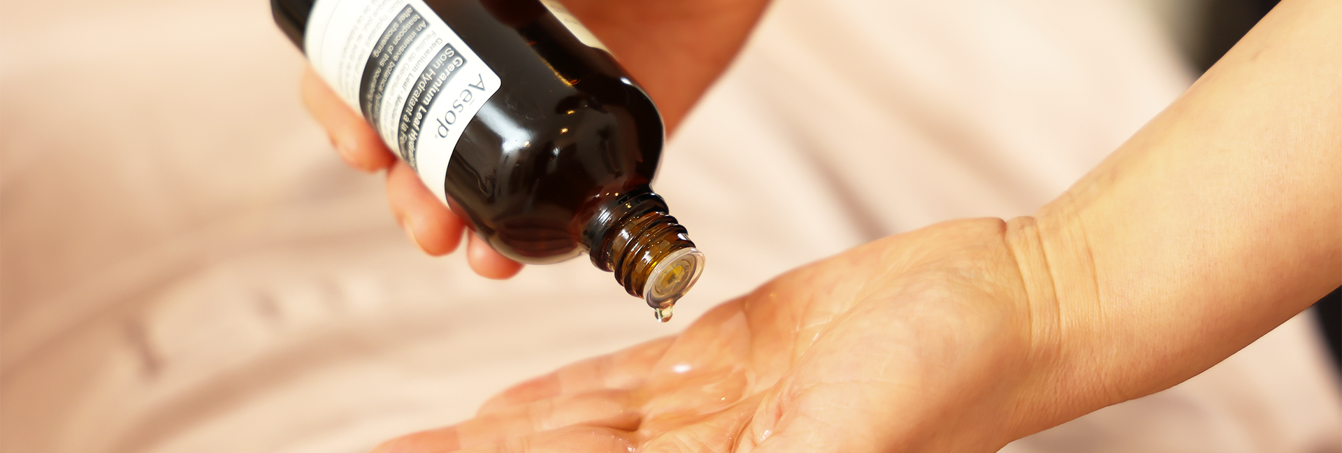 オイルを手になじませる様子